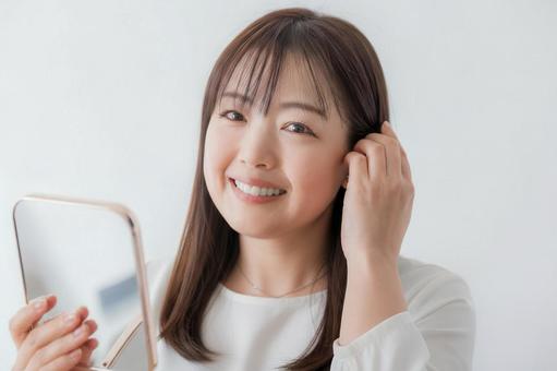 鏡と美しい女性 女性,鏡,笑顔の写真素材