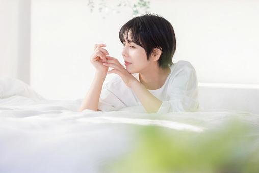 うつ伏せでくつろぐ女性 うつ伏せでくつろぐ女性 女性,人物,寝るの写真素材