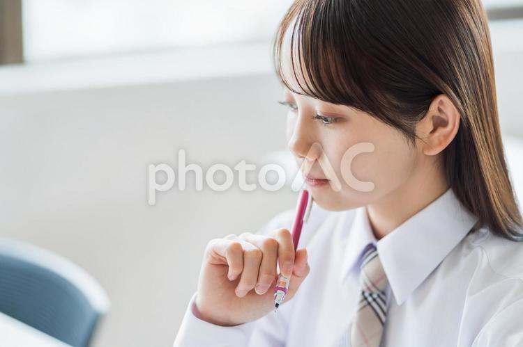 勉強をする女子高校生。 女性,女子,高校生の写真素材