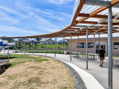 道の駅「保田小学校」みまもりひろばと回廊 道の駅「保田小学校」みまもりひろばと回廊 保田小学校,道の駅,みまもりひろばの写真素材