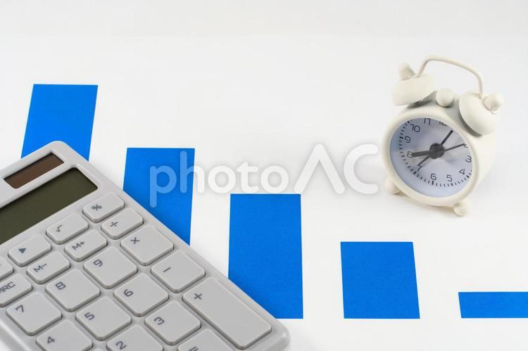 売上や価値が下がっているイメージ 売上,利益,業績の写真素材