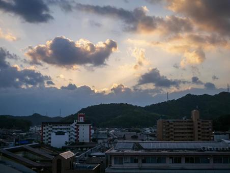 朝焼けの空と米子の街並み 朝焼けの空と米子の街並み 朝,米子,鳥取の写真素材