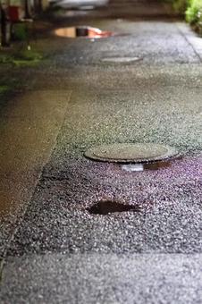 雨上がりの濡れた夜道 夜道,雨上がり,水たまりの写真素材
