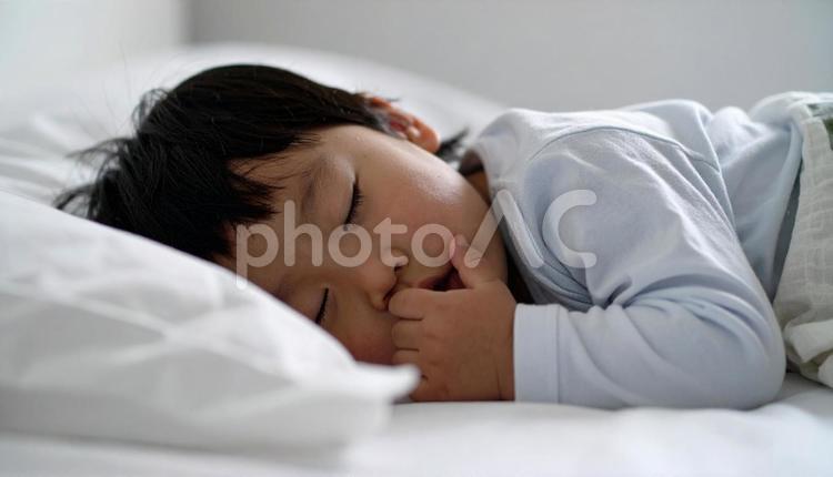 寝ながら指しゃぶりをする子供の横顔 指しゃぶり,おしゃぶり,幼児の写真素材