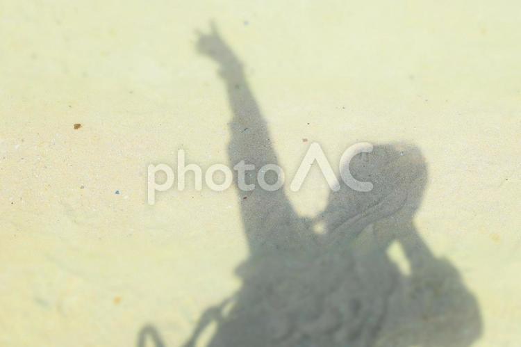 沖縄の砂浜でピース 影,砂浜,シャドウの写真素材