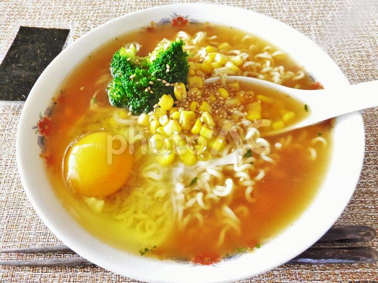 生卵入りとんこつラーメン２ ラーメン,生卵,レンゲの写真素材