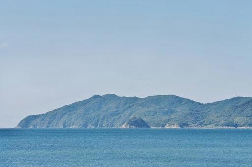 虹ヶ浜から見える秋の笠戸島 虹ヶ浜から見える秋の笠戸島 笠戸島,秋,秋晴れの写真素材