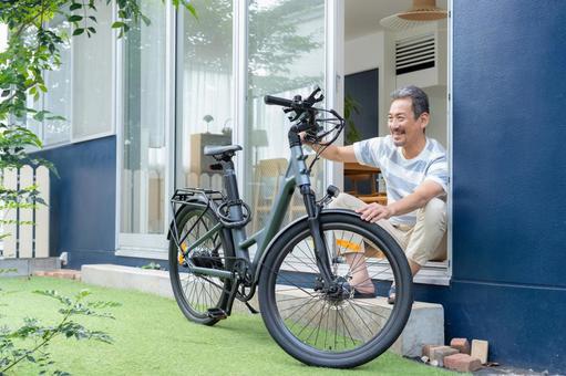 電動自転車をメンテナンスをするミドル男性 電動自転車,男性,ミドルの写真素材