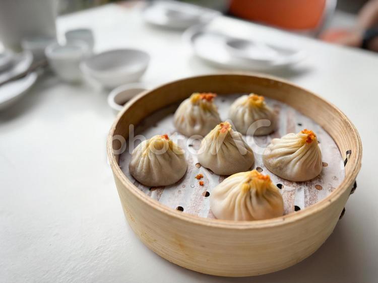 蒸したての蟹小籠包が並ぶ竹蒸籠 小籠包,中華料理,点心の写真素材