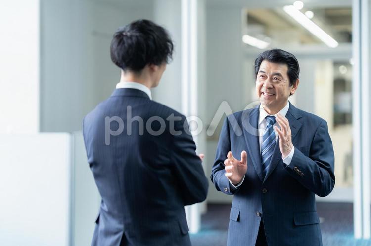 オフィスで打ち合わせをするビジネスマン ビジネス,会議,ビジネスマンの写真素材