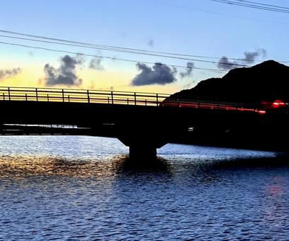 夕暮れ　橋 夕暮れ,橋,夕焼けの写真素材