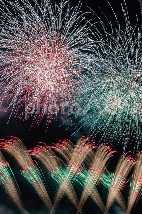 夜空に広がるスターマインと光の矢の花火 花火,打ち上げ花火,花火大会の写真素材