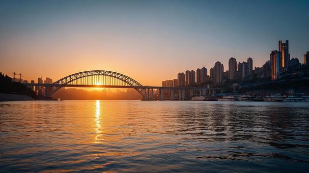 日没時の大橋：水辺の都市の美しさの写真