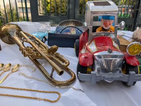 蚤の市 トランペット,パリ,フランスの写真素材