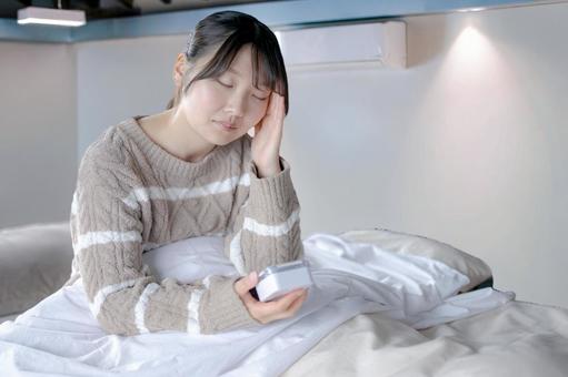 辛そうな女性 辛そうな女性 女性,寝室,ベッドの写真素材