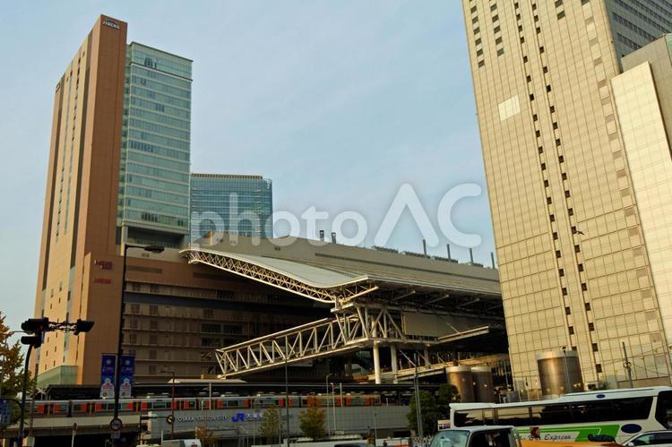 冬の夕方　JR大阪駅前の風景 jr大阪駅前,jr大阪駅,大阪駅の写真素材
