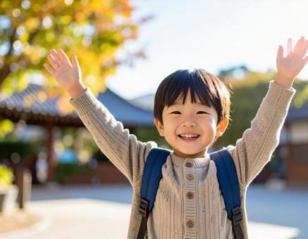 子供が両手を上げる男の子 子供が両手を上げる男の子の写真