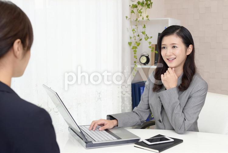 ミーティング中のビジネスウーマン 女性,ビジネスウーマン,女の写真素材