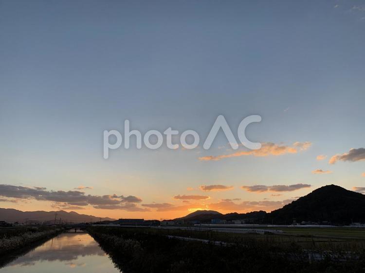 秋の夕暮れ 空,雲,夕焼け雲の写真素材