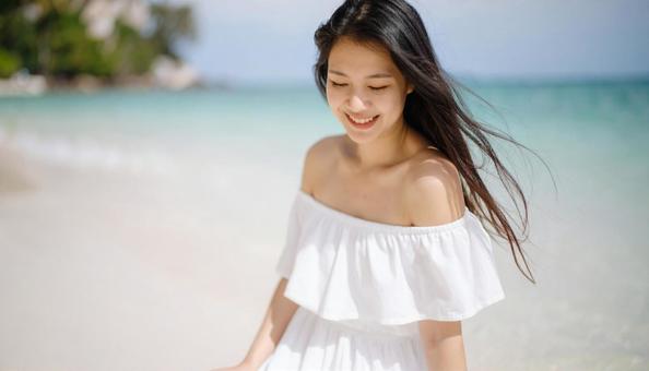 海 デート 彼女 夏 浜辺 女性 黒髪 海 デート 彼女 夏 浜辺 女性 黒髪の写真