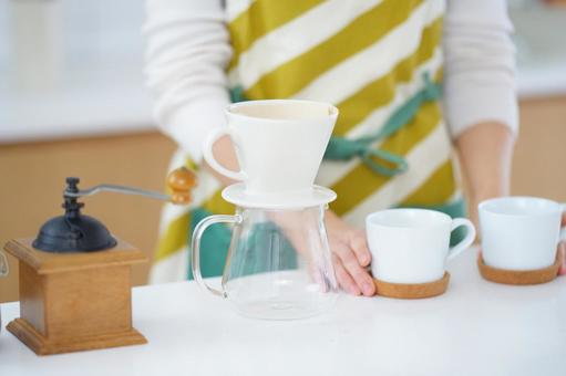 コーヒー道具を並べる手元 コーヒー道具を並べる手元の写真