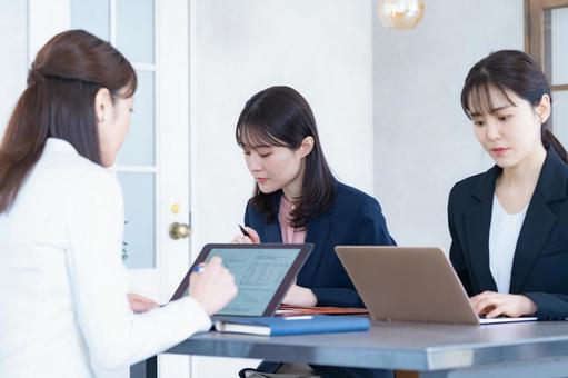 パソコン作業をする複数の女性 パソコン作業をする複数の女性 会議,会社員,ビジネスの写真素材
