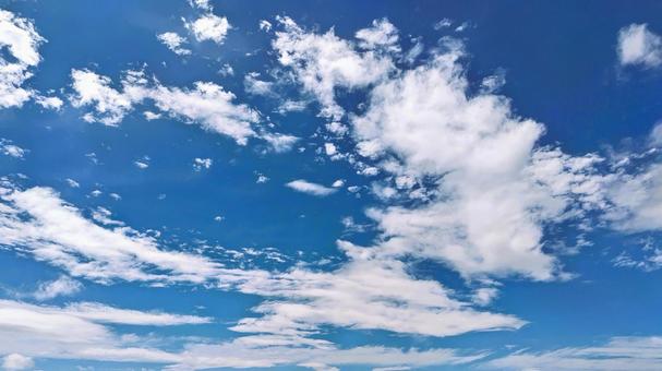 北海道の青い夏空と雲 北海道の青い夏空と雲の写真