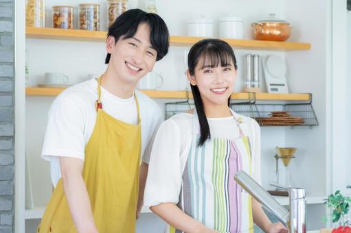 キッチンで料理を作る若い夫婦 キッチンで料理を作る若い夫婦 夫婦,料理,キッチンの写真素材