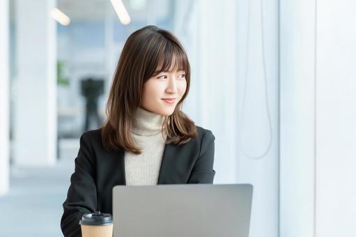 パソコンを使う女性・ビジネスウーマン パソコンを使う女性・ビジネスウーマン 女性,パソコン,人物の写真素材