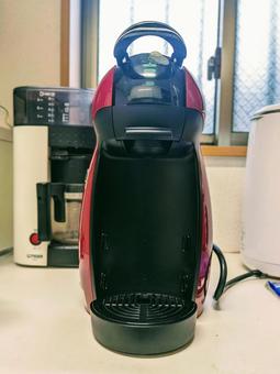 おしゃれな赤いコーヒーメーカー おしゃれな赤いコーヒーメーカー 赤色,赤い,コーヒーマシーンの写真素材