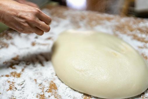 温かい餅生地と舞い散る粉 生地,餅,パン生地の写真素材