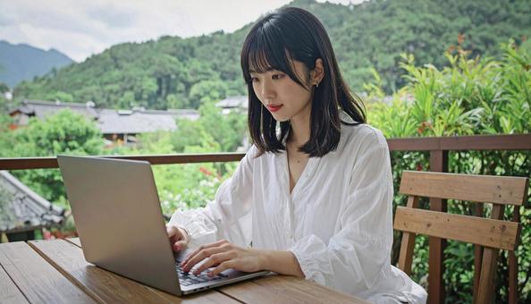 テラス席でお仕事の写真