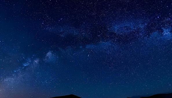 星が光る夜の幻想的な空の写真素材 星が光る夜の幻想的な空の写真素材の写真
