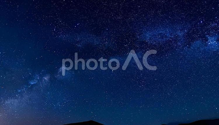 星が光る夜の幻想的な空の写真素材 星,キラキラ,空の写真素材