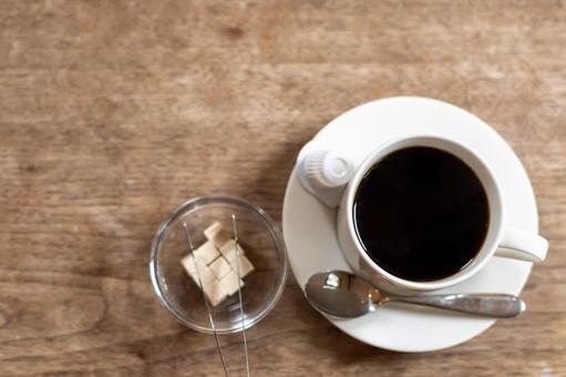 俯瞰で撮ったコーヒーと角砂糖｜中央｜ コーヒー,ホットコーヒー,珈琲の写真素材