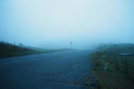 霧の道路 霧の道路の写真
