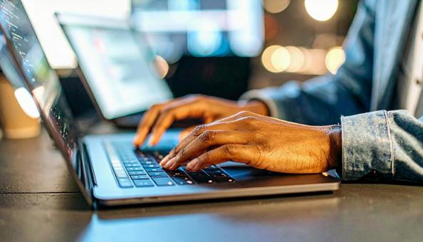 キーボードを入力する手の写真