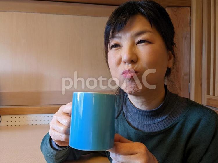 マグカップを持ちすねている女性 コーヒー,ドリンク,コップの写真素材