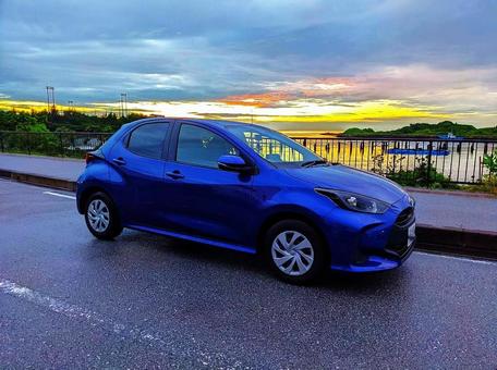 青いコンパクトカー(ハイコントラスト) 青いコンパクトカー(ハイコントラスト) クルマ,コンパクトカー,ハイブリッドの写真素材