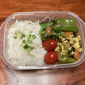 鶏キーマと麦ご飯弁当 鶏キーマと麦ご飯弁当の写真