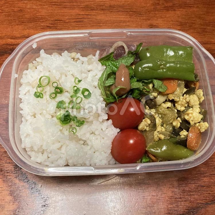 鶏キーマと麦ご飯弁当 カレー,キーマカレー,麦ご飯の写真素材