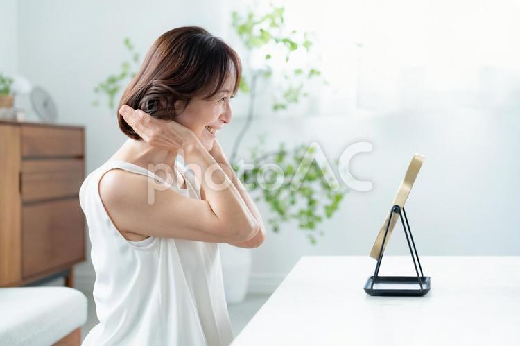 髪の毛を触る日本人シニア女性 ビューティ,白髪染め,見るの写真素材