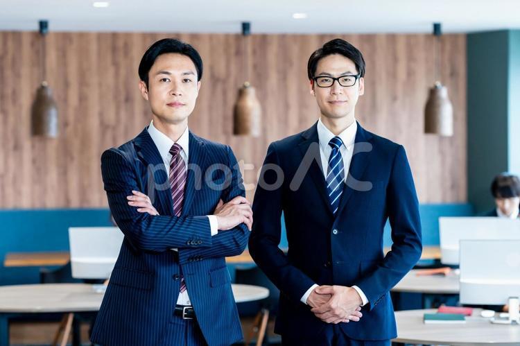 オフィスで働くビジネスパーソン ビジネスマン,オフィス,ビジネスパーソンの写真素材