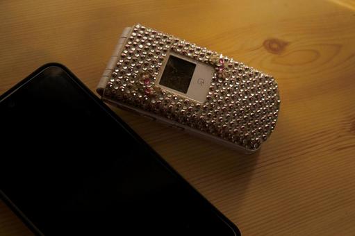 ガラパゴス携帯とスマートフォン ガラパゴス携帯とスマートフォン ガラケー,携帯,電話の写真素材