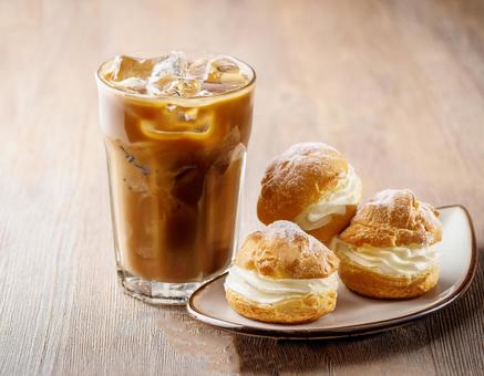 アイスカフェラテとシュークリーム アイスカフェラテとシュークリームの写真