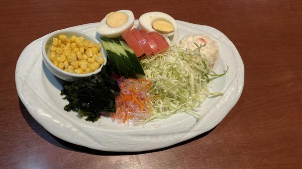 野菜たくさんサラダ、卵と海藻の写真