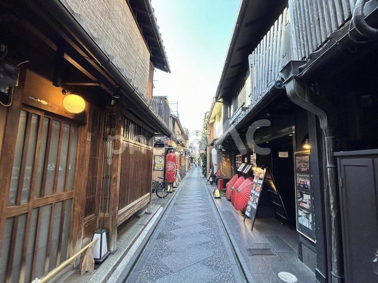 京都の花街・先斗町通り 京都,先斗町,和の写真素材