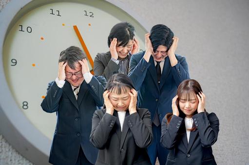 時計と頭を抱えてスーツの人々 時計と頭を抱えてスーツの人々 締切,忙しい,残業の写真素材