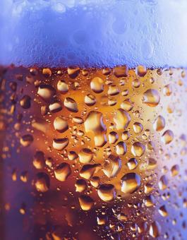 水滴のついたビールジョッキのアップ 水滴のついたビールジョッキのアップの写真