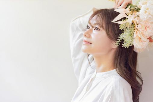 ドライフラワーの花束を持つ女性 ドライフラワーの花束を持つ女性 女性,花,花束の写真素材
